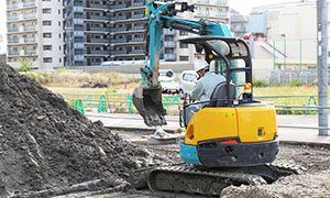 土木工事のショベルカーでの作業