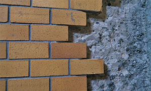 タイル工事の壁のタイル張作業