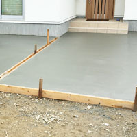 外構工事、玄関アプローチの駐車スペースの施工です。滑らかで美しい仕上がりです。