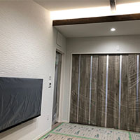 住宅リフォーム、和室から洋室へリノベーションしました。天井を以前より高くするために出した梁が、モダンでスタイリッシュな印象を与えます。落ち着いた白い塗り壁で、一面だけ鱗模様のテクスチャーに仕上げており、ライトが当たると高級感がぐっと引き立ちます。