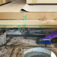 タイル工事、お客様のご自宅玄関のタイル張り施工です。タイル目地を塗りこむ作業です。