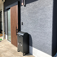 塗装工事、お客様ご自宅の壁のジョリパッドの塗装です。